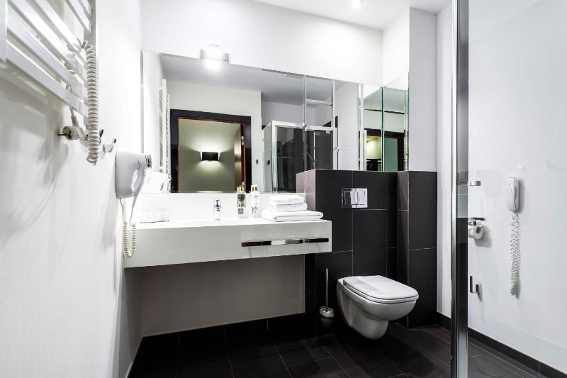 Standard Twin Room image 4