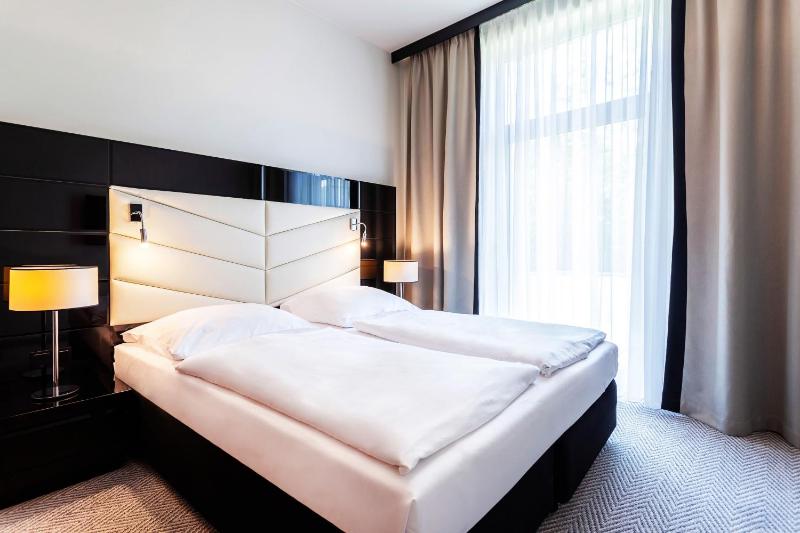 Deluxe Twin Room image 4