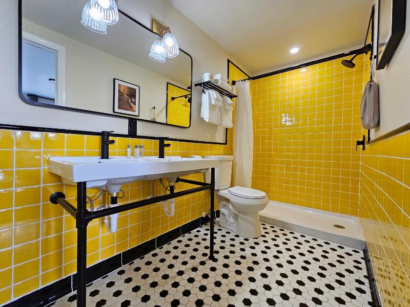 Deluxe Queen Room image 3