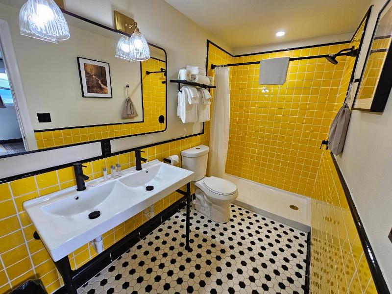 Deluxe Queen Room image 2