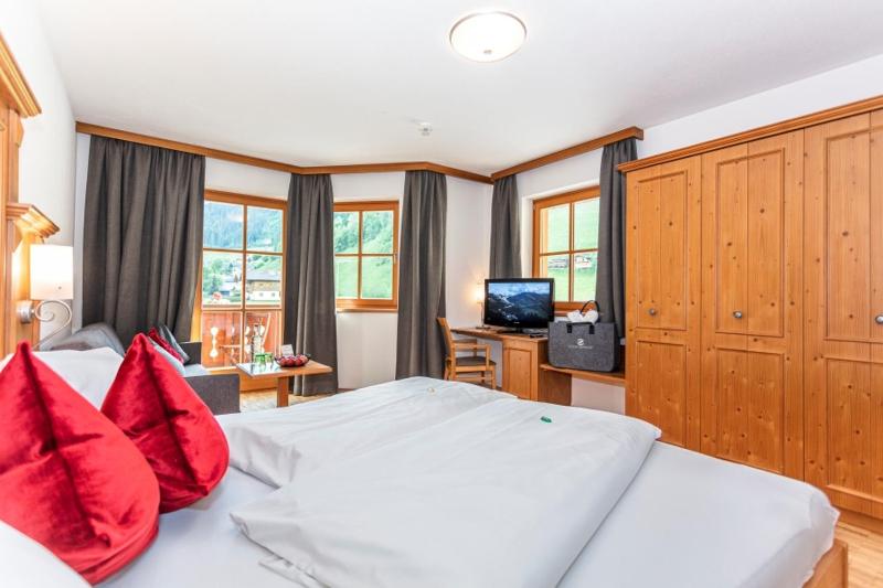 Deluxe Double Room image 2