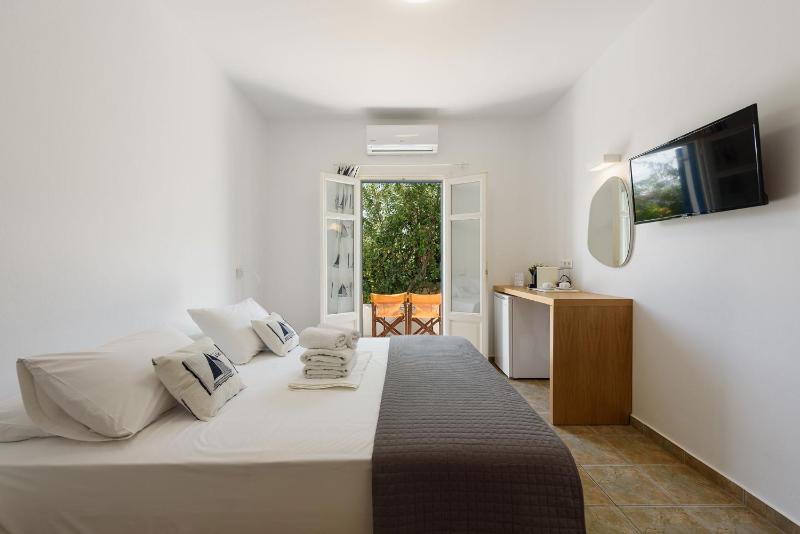 Double or Twin Room with Garden View image 3