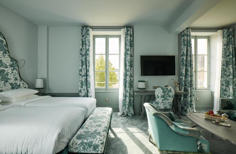 Deluxe Suite image 1