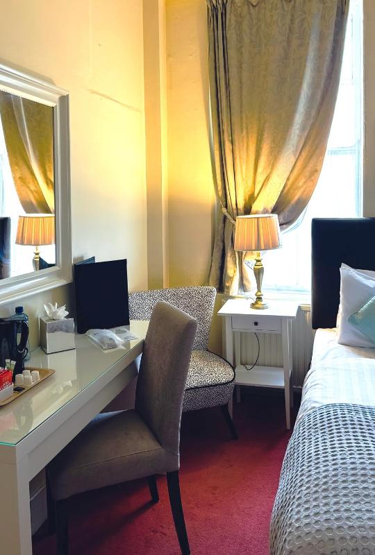 Small Single Room image 3