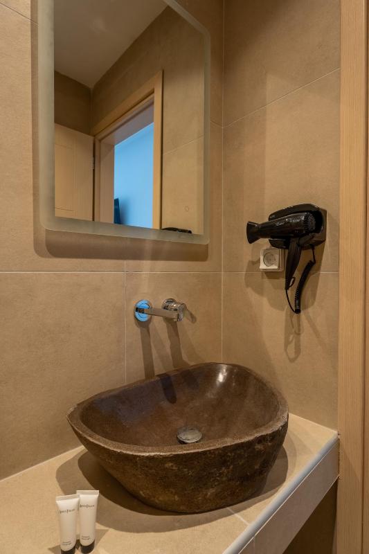 Deluxe Double or Twin Room with Ocean View image 4