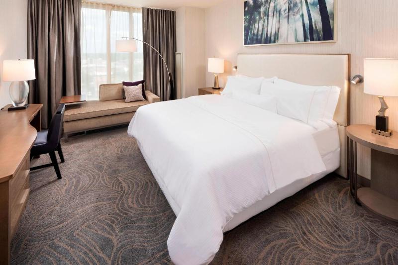 Guest Room, 1 King image 3