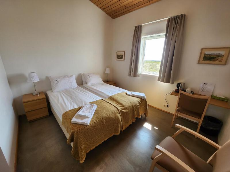 Twin Room with Bathroom image 3