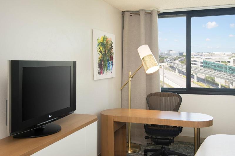 Traditional, Guest room, King, City view image 4