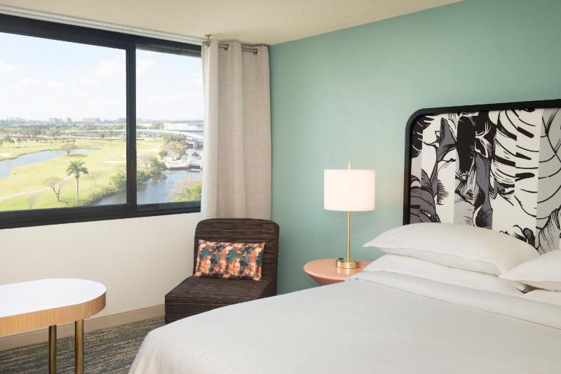 Club level, Guest room, 1 King, Top floor image 2