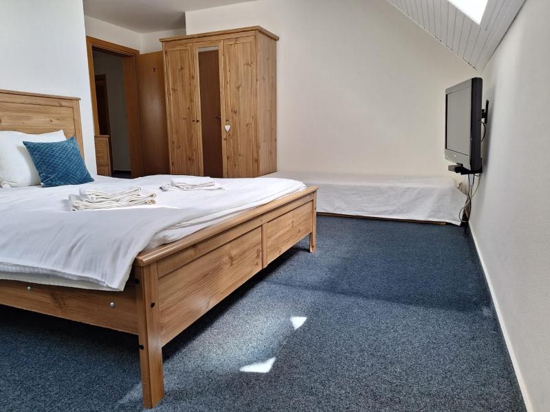 Double Room with Extra Bed image 3