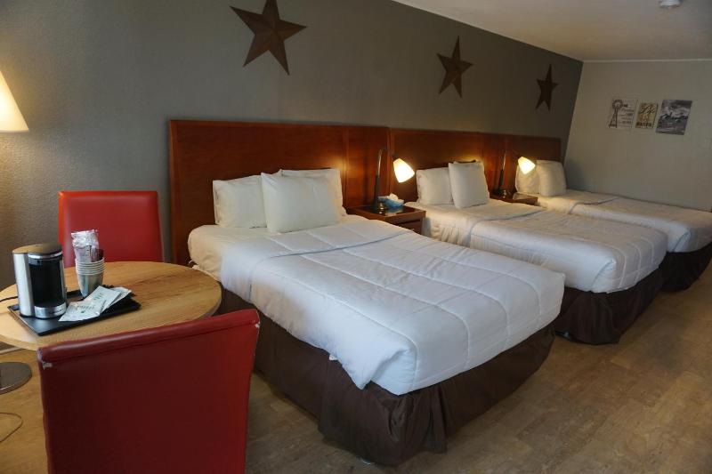 Room with Three Double Beds image 4