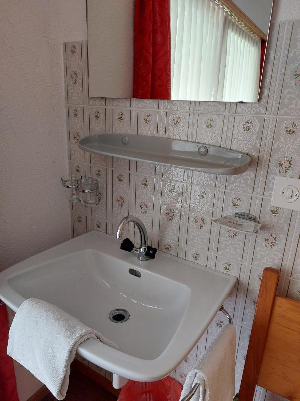 Economy Double Room image 3