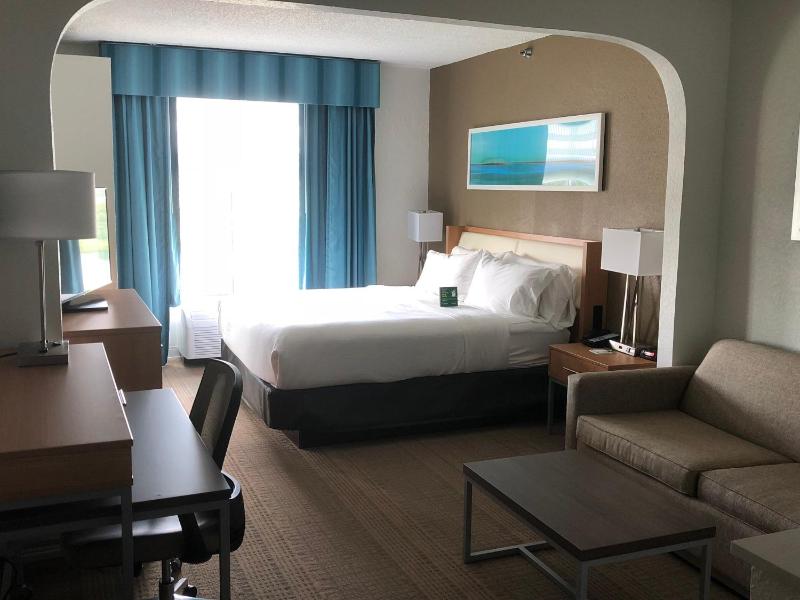 Standard King Room image 4