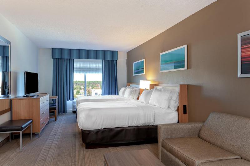Queen Suite with Two Queen Beds and Sofa Bed image 3