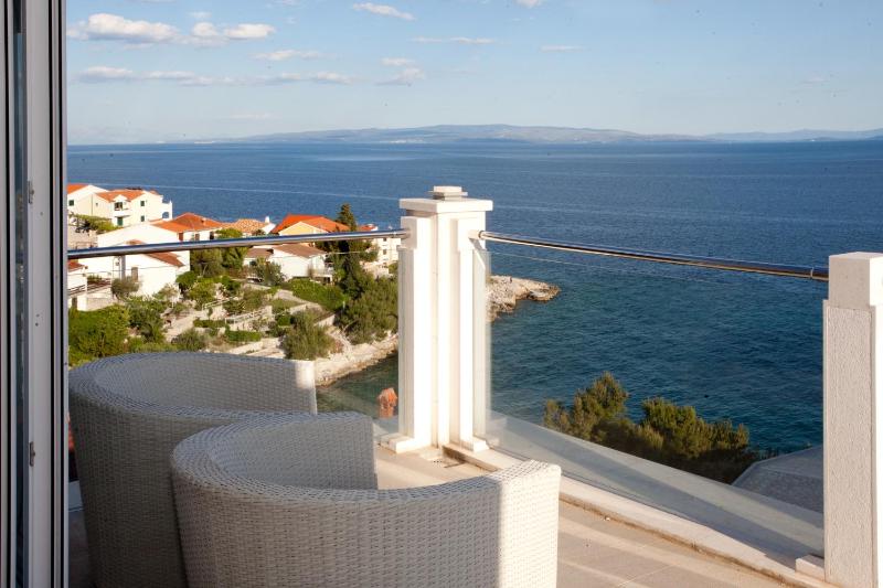 Luxury One-Bedroom Apartment with Sea View 3rd Floor image 4