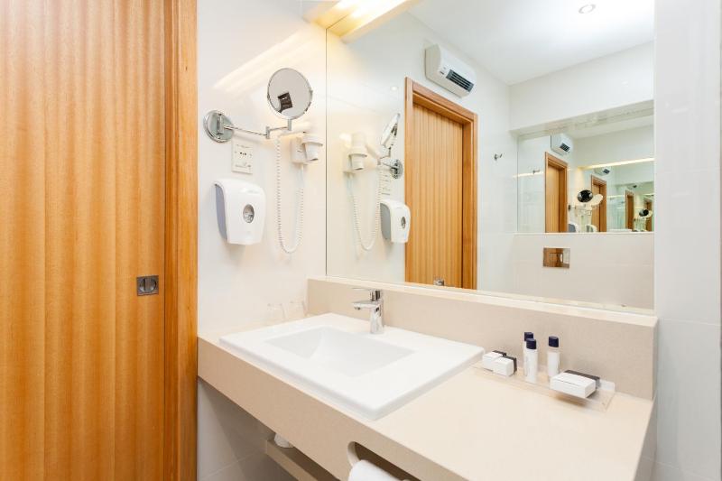 Twin Room with Marina View image 4