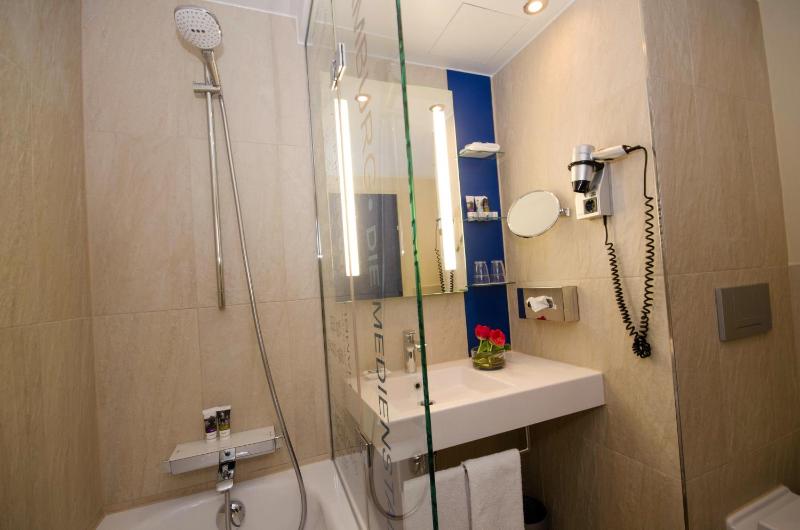 Superior Twin Room image 4