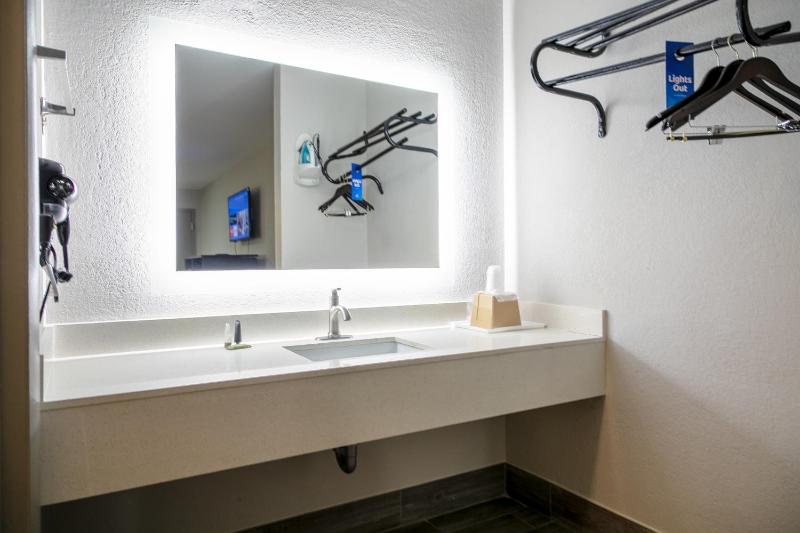 1 King Bed, Efficiency Room, Smoking image 2
