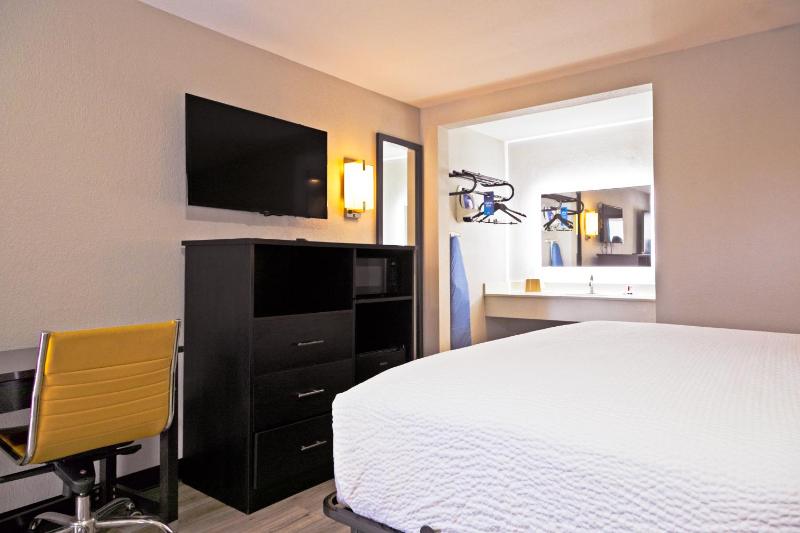 King Room - Non-Smoking image 3