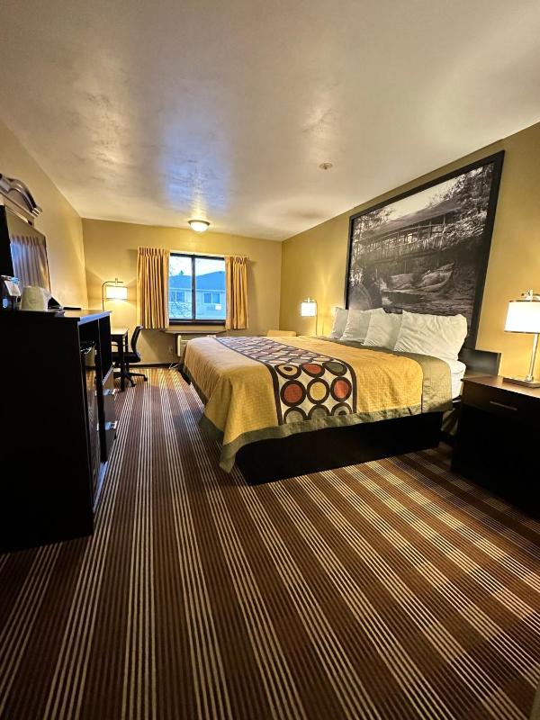 Queen Room with Two Queen Beds - Non-Smoking image 4