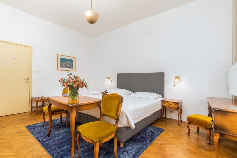 Double Room with Garden View image 1