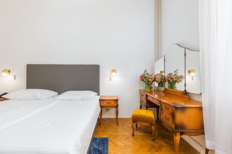 Double Room with Garden View image 3
