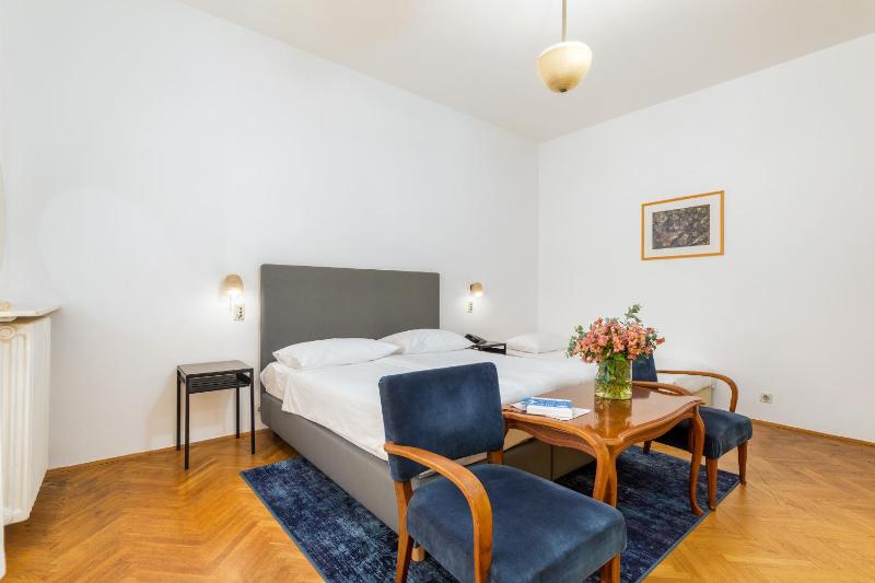 Double Room with Balcony and Sea View image 1