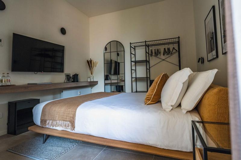 Gaby Lake Suites - image 2