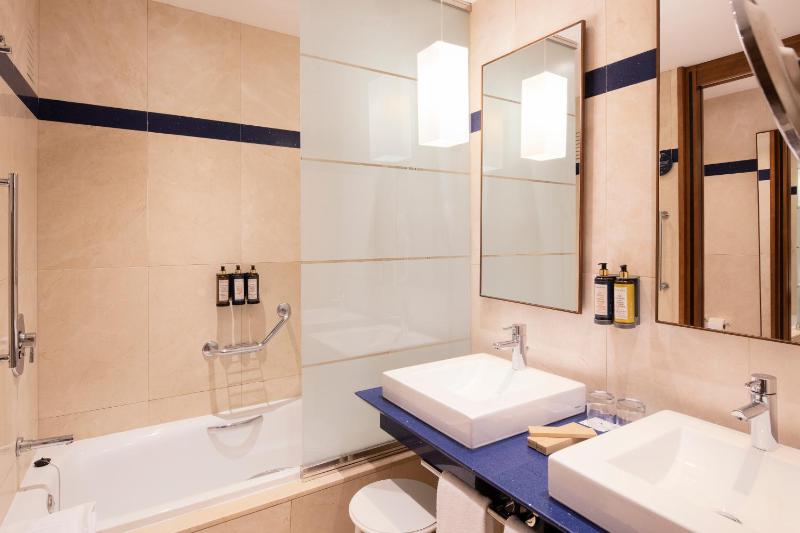 Premium Room with Terrace and views of the Patio de la Reina image 4