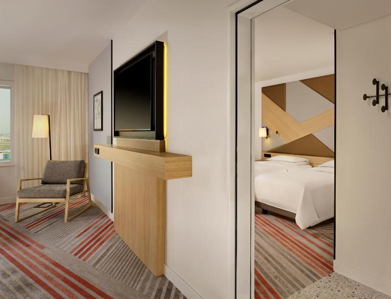 Family Connecting Room with Airport View image 1