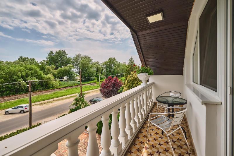 Large Double Room image 4