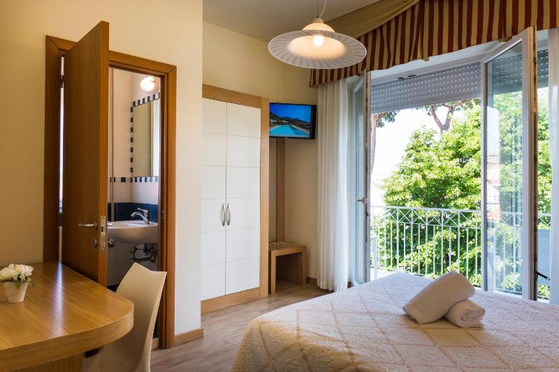 Double Room image 3