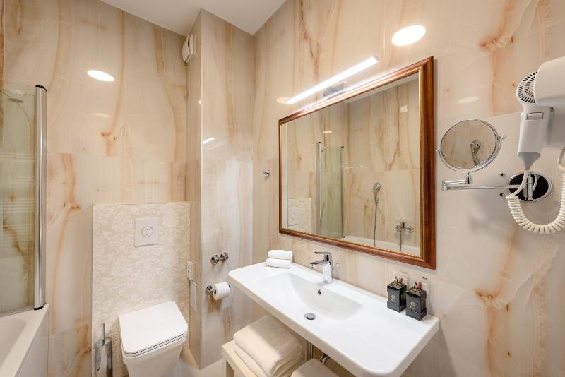 Deluxe Double Room with Balcony - Free Parking image 2
