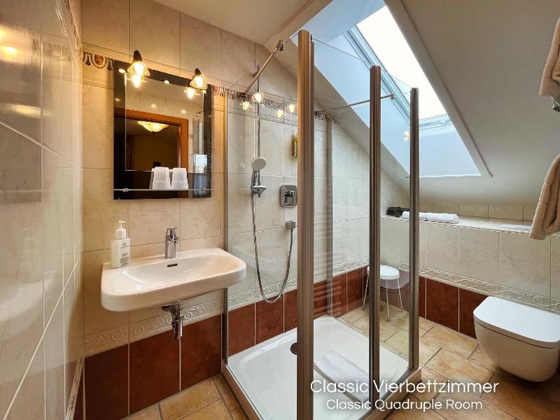 Classic Quadruple Room image 2