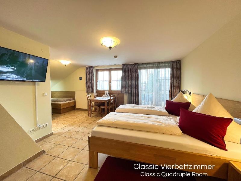 Classic Quadruple Room image 1