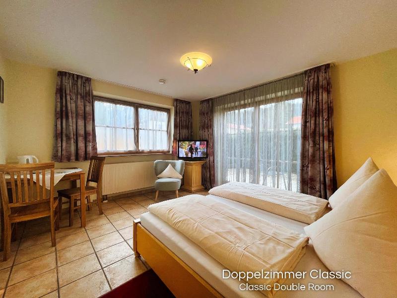 Classic Double Room image 4