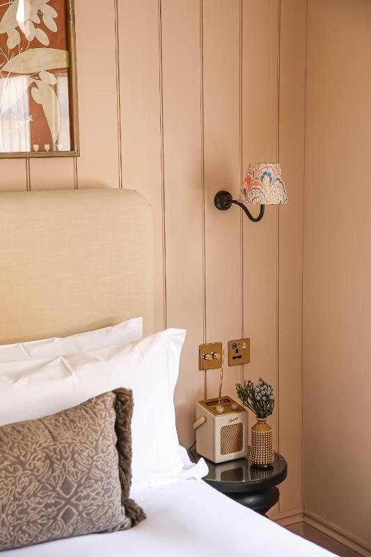 Classic King Room image 2