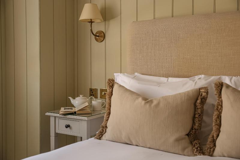 Superior King Room image 3
