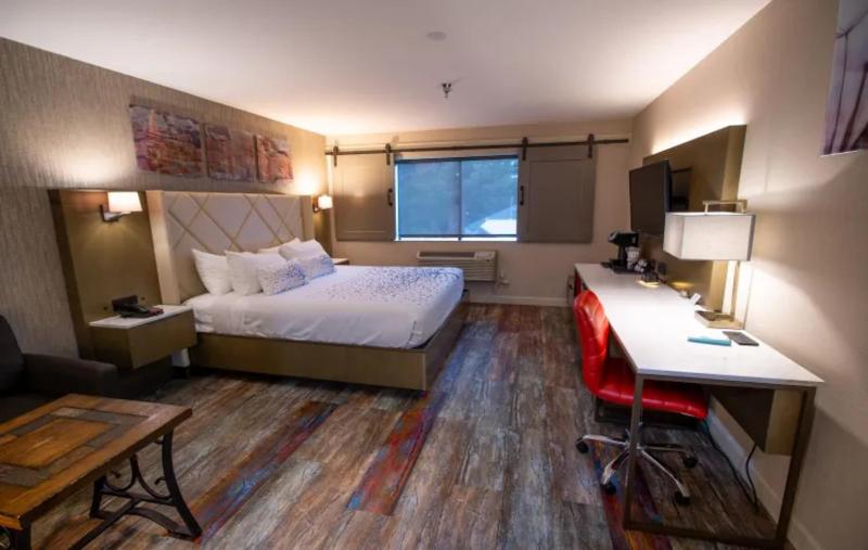 King Room with King Bed image 3