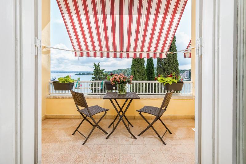 Family Room with Sea View and Balcony image 3