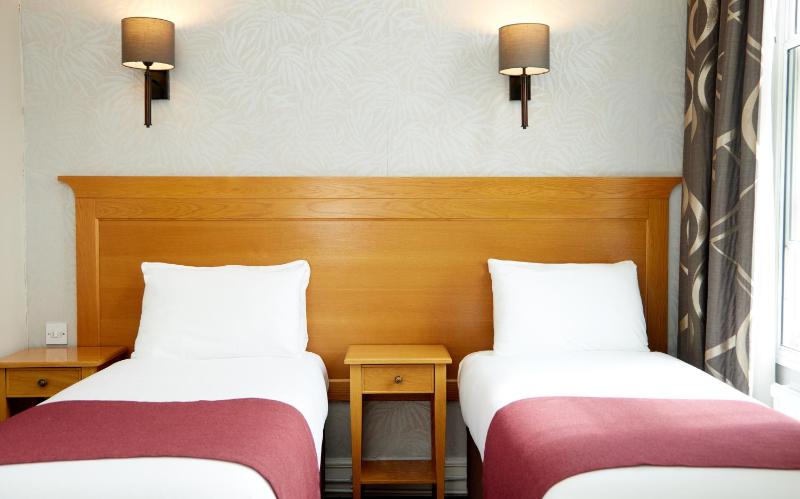 Twin Room image 4