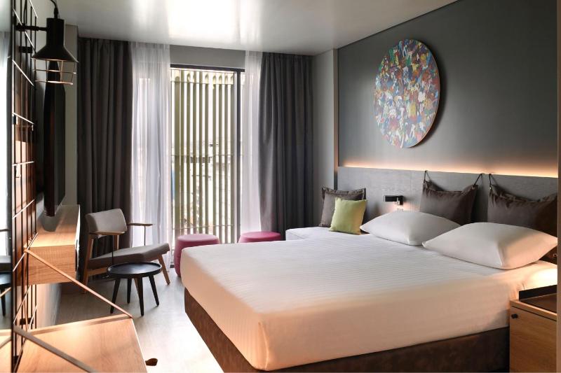 Queen Room with City View image 1