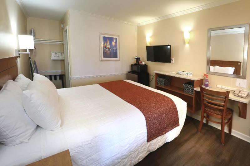 Queen Room with Pool View image 2