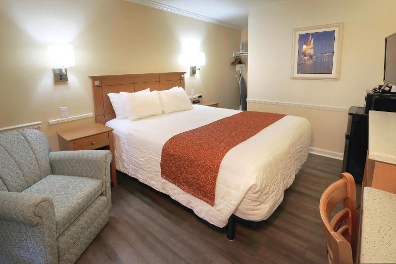 Queen Room with Pool View image 3