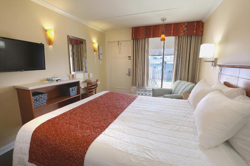 Queen Room with Pool View image 4