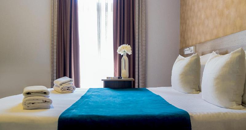 Queen Room image 3