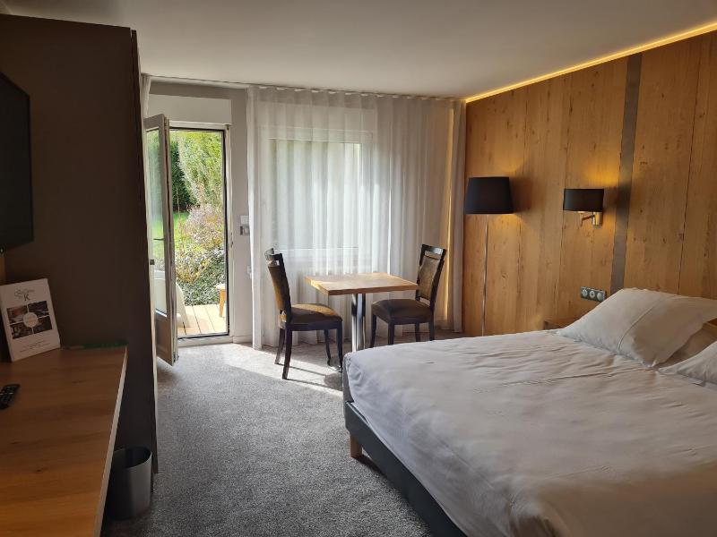 Deluxe Double Room with Balcony image 2
