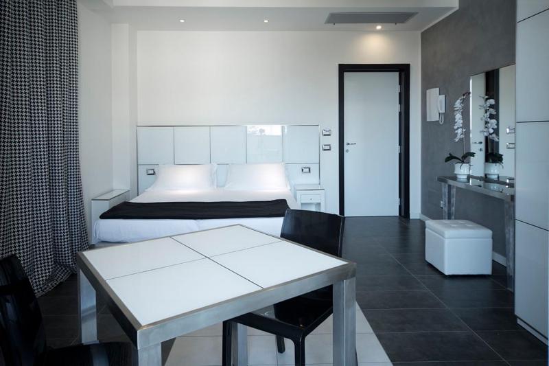 Junior Suite with Balcony (2 Adults) image 4