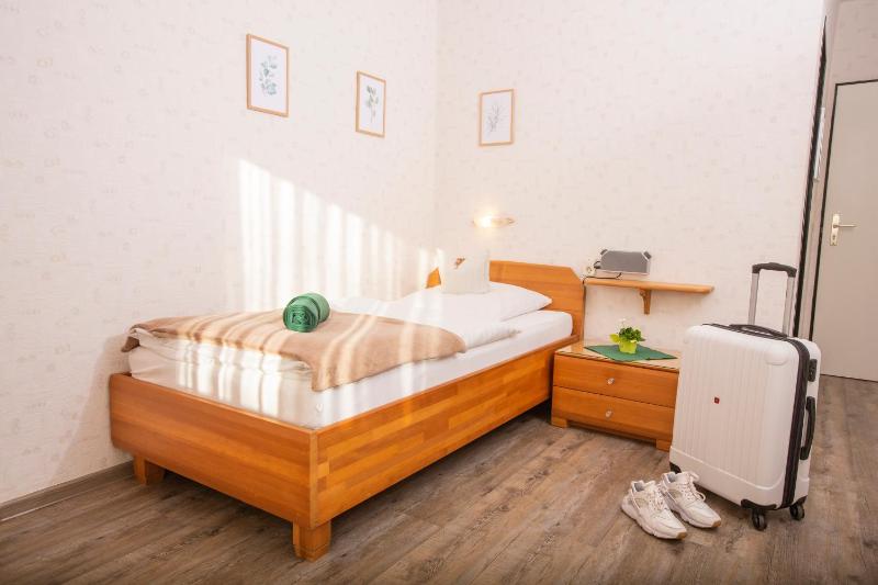Single Room image 4