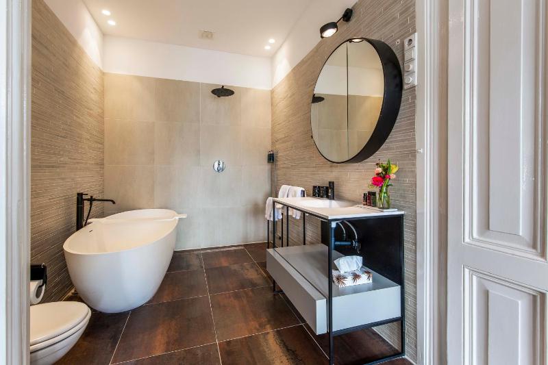 Honeymoon Room image 3